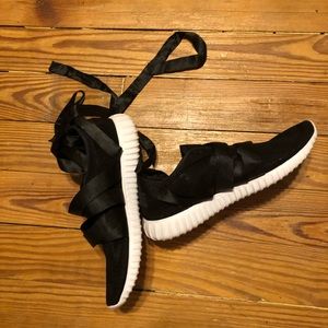 Black Sneakers with lace up ribbons
